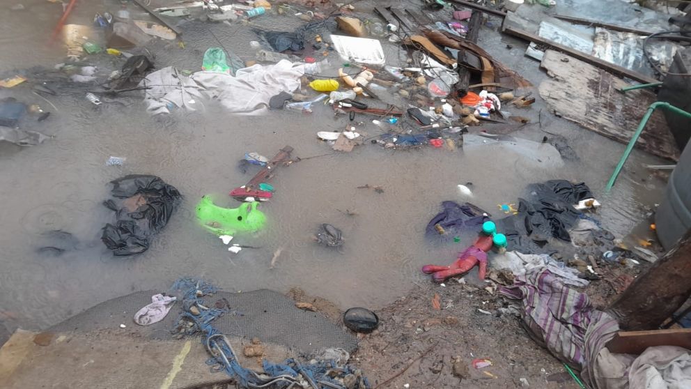 Vecinos viven bajo el agua en San Miguel.