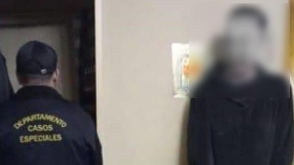 Este es el individuo que resultó aprehendido por los investigadores policiales.