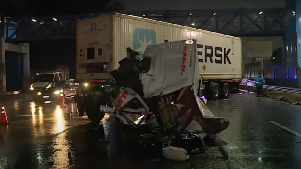 Camionero choc� contra un guardarra�l en CABA (NA).
