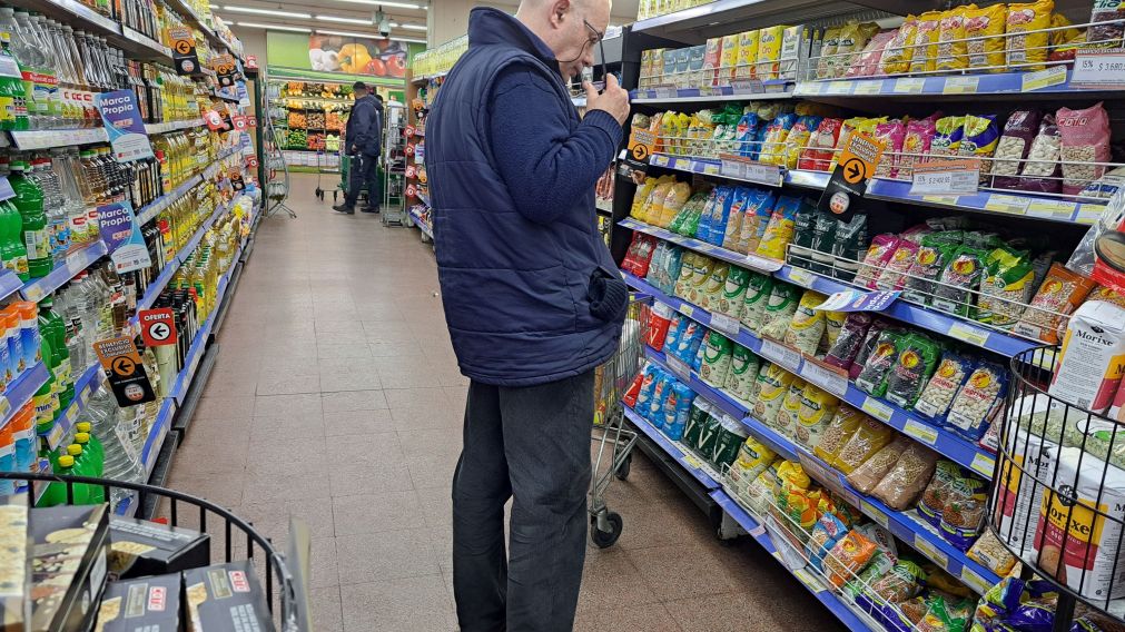 La proximidad a centros de distribución y a la competencia comercial bajan un poco la canasta en el AMBA.