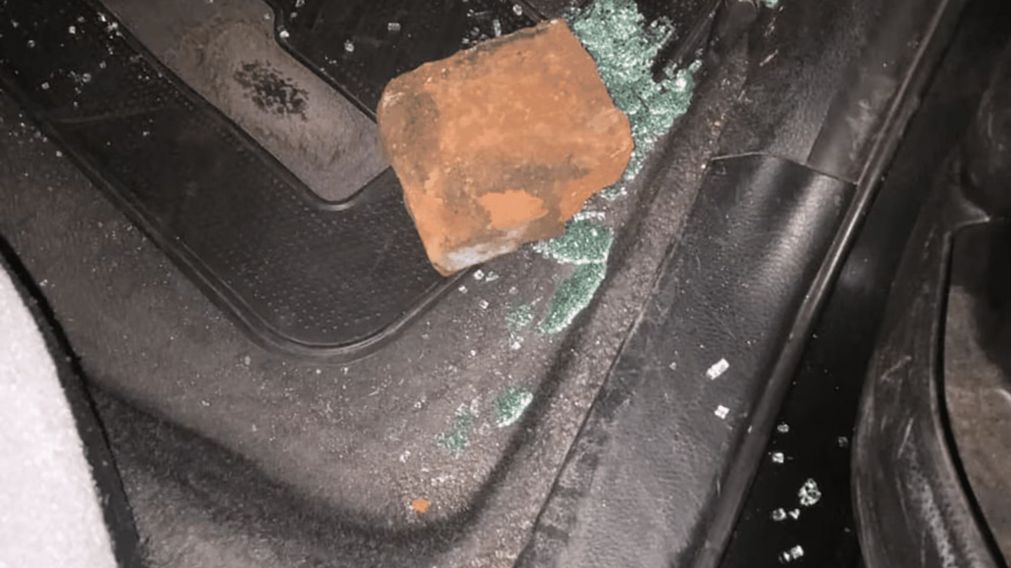 El ladrillo qued� en la parte trasera del auto.