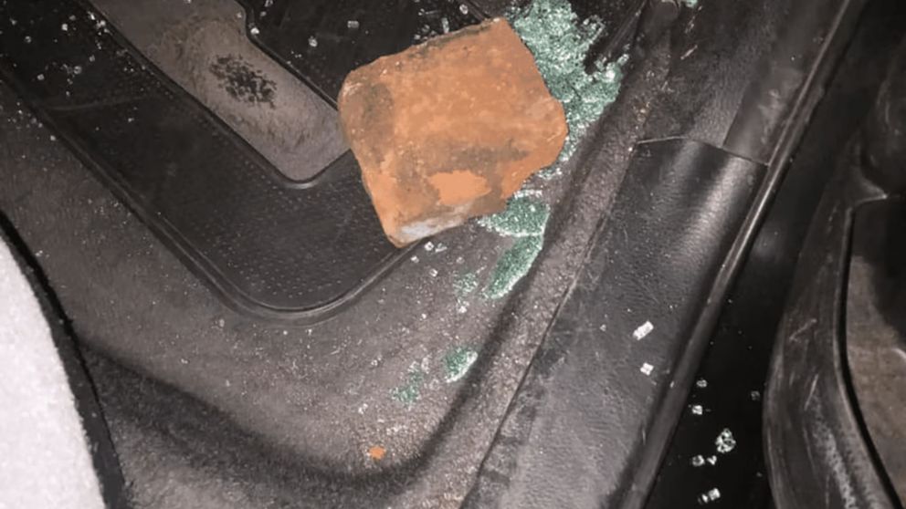 El ladrillo quedó en la parte trasera del auto.