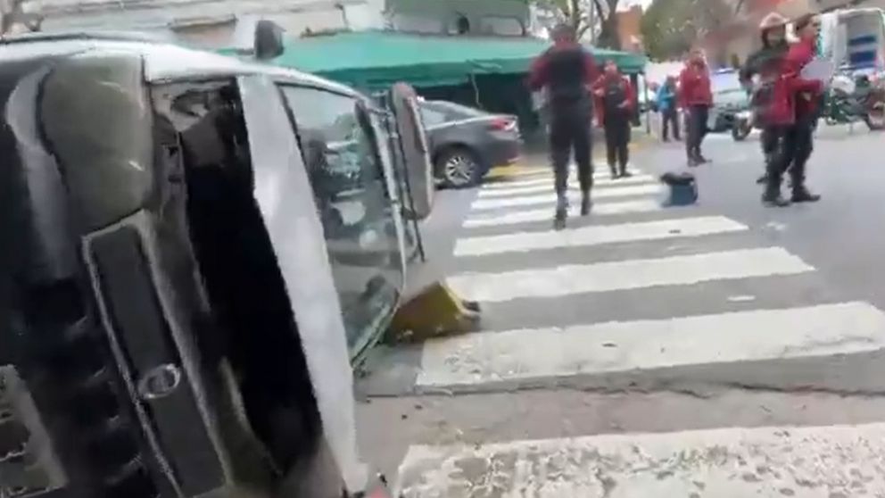 Impactante choque y vuelco en CABA (Redes).