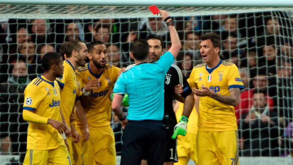El arquero de la Juventus y el entrenador del "Real" hablaron del arbitraje. (AFP)