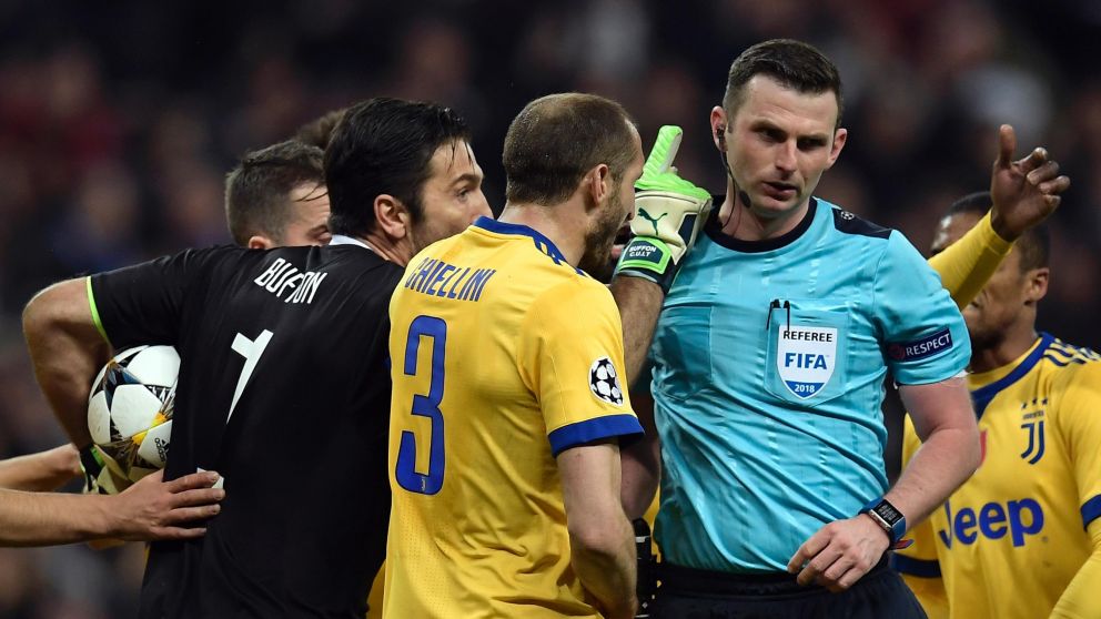 Los italianos indignados con el arbitro(AFP).