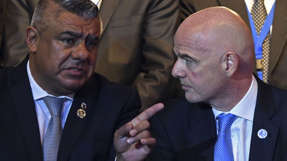 Tapia e Infantino durante el Congreso de CONMEBOL (AFP)