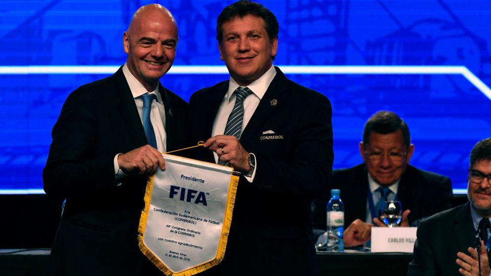 Alejandro Domínguez le entregó la solicitud a Gianni Infantino. (AFP)