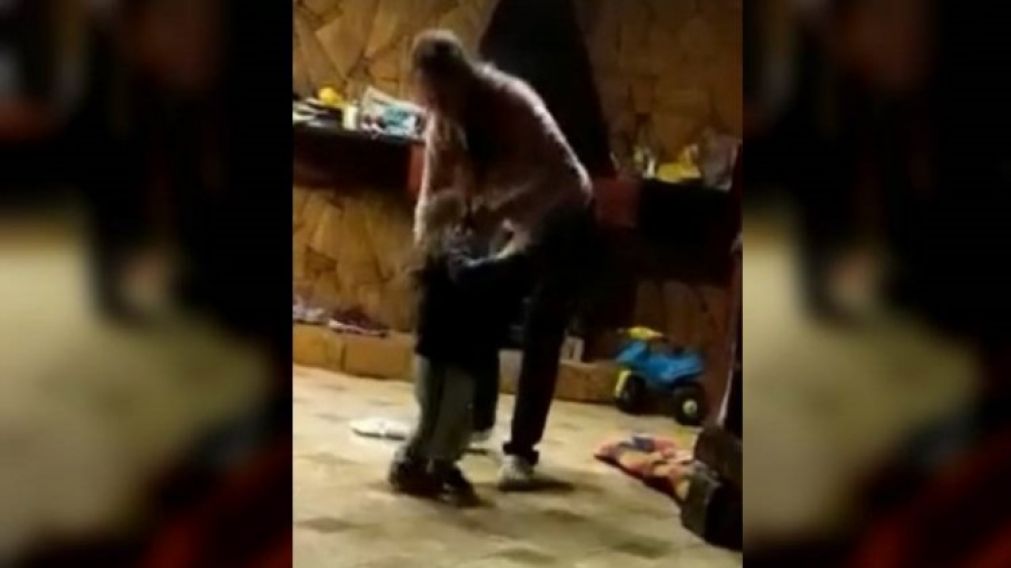 Mamá que fue filmada golpeando a su hijito tenía antecedentes