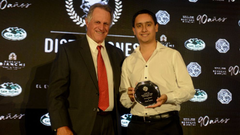 Echverz le entrega el premio al periodista de Crónica, Ariel Guglielmetti.