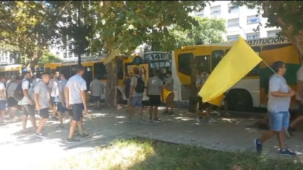 Conflicto sin fin en la Línea 148: movilización por sueldos impagos