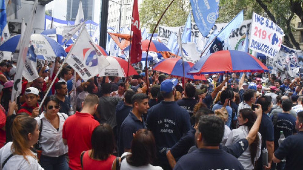 Los trabajadores siguieron de cerca la reunión.