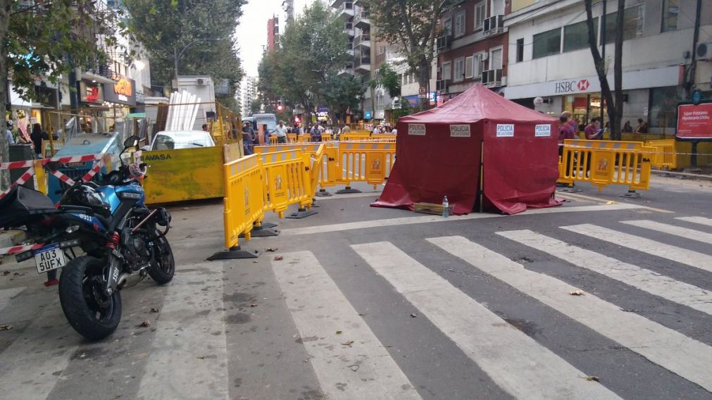 El gazebo de la policía, que cubrió el cadáver del operario (@federicocupito).