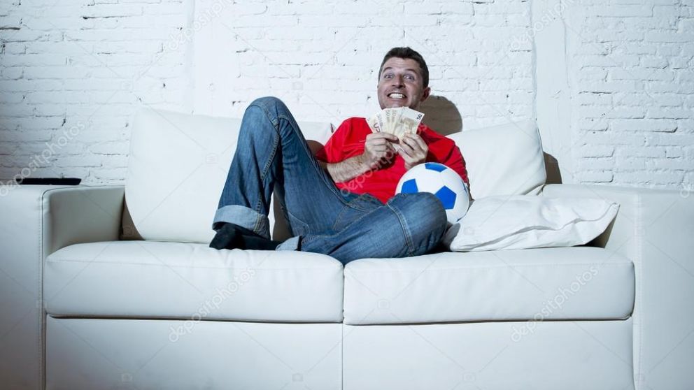 Un hombre apostó a la mujer por un partido de fútbol y la tuvo que entregar durante una semana. Así festejó el ganador