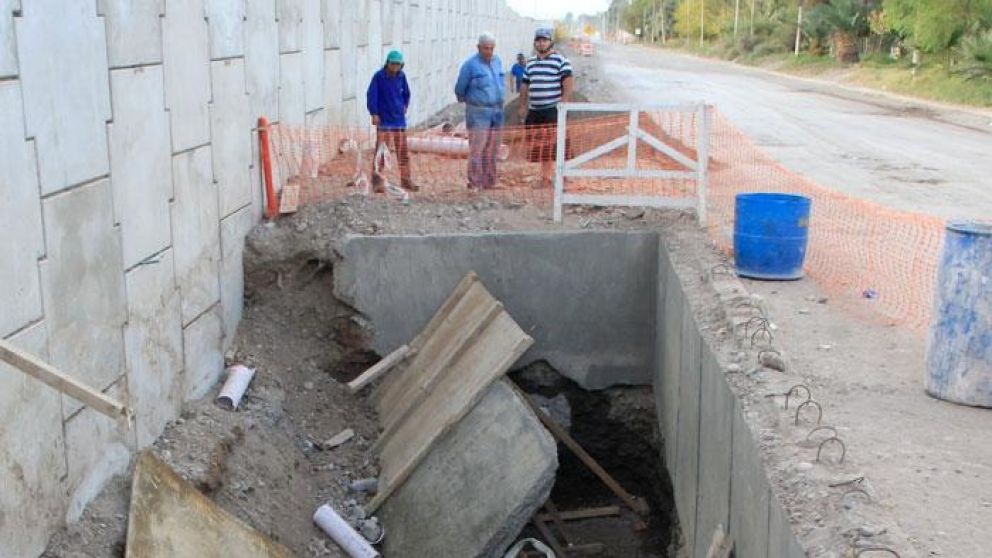 Se desmoronó obra en construcción y enterró a 4 obreros
