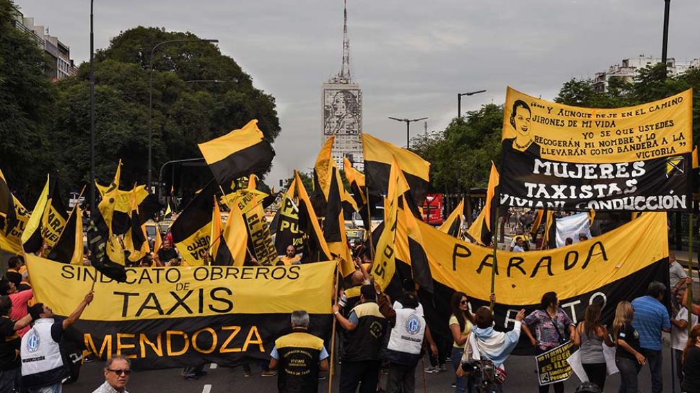 Taxistas cortaron parte de la mítica avenida porteña. (Télam)