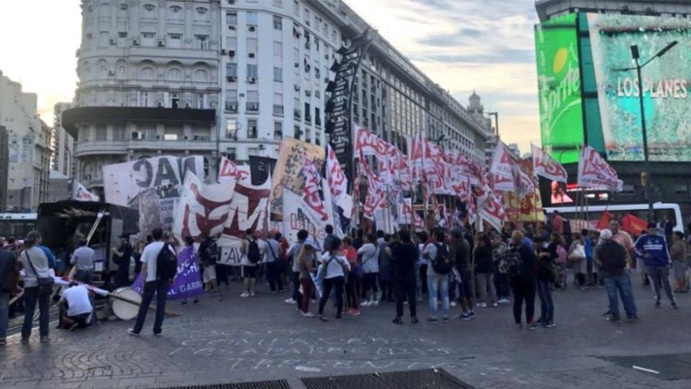Desocupación: cortes en Obelisco y marcha hacia el Congreso