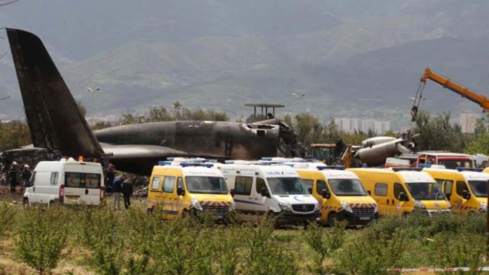Avión militar se estrella en Argelia: 257 muertos