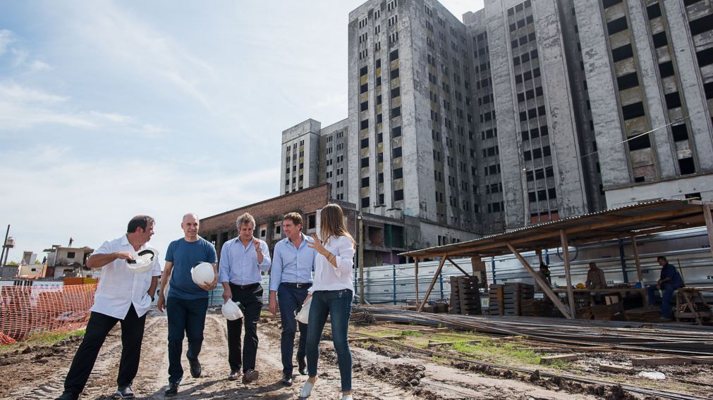 Los funcionarios, frente al edificio.