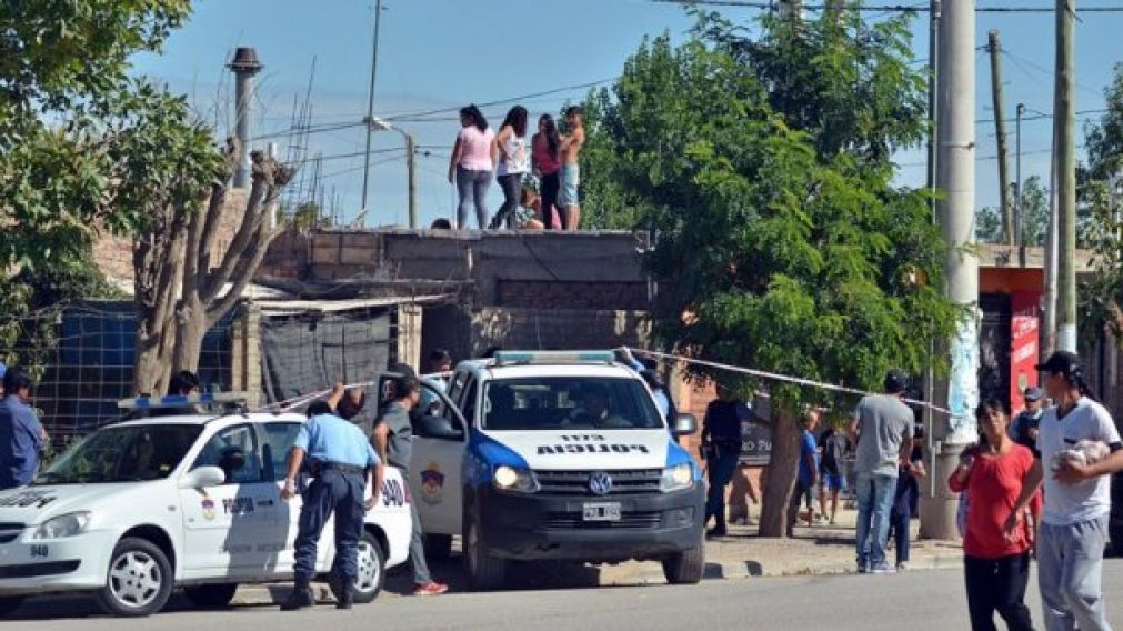 La policía desplegó un operativo para rescatar el cadáver del sujeto.