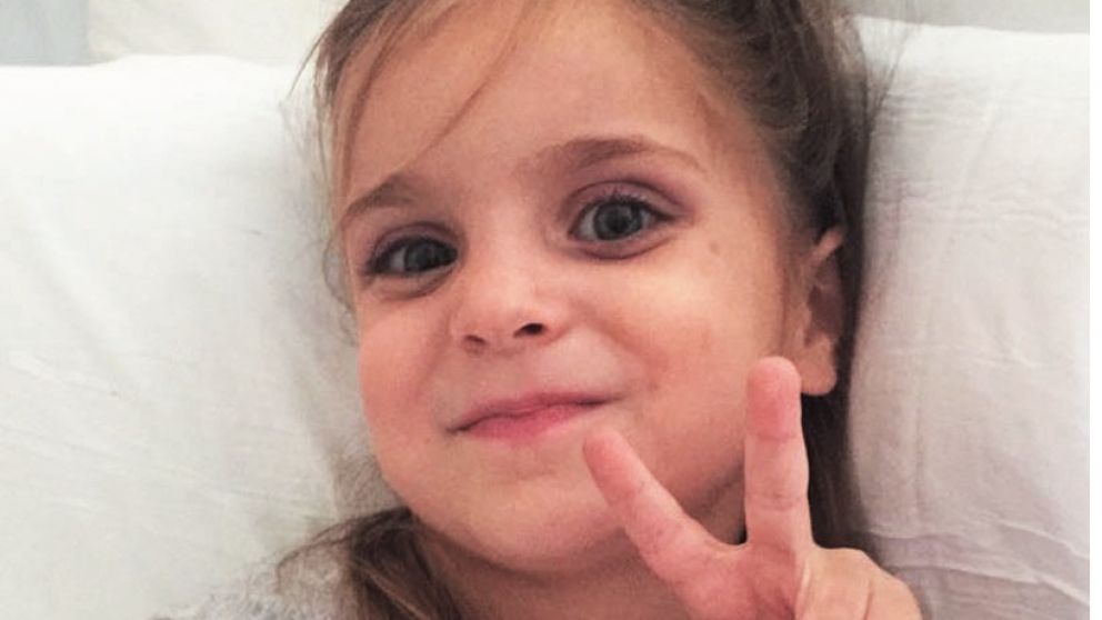 Stefi recibe la ayuda de los padres del colegio al que asiste.