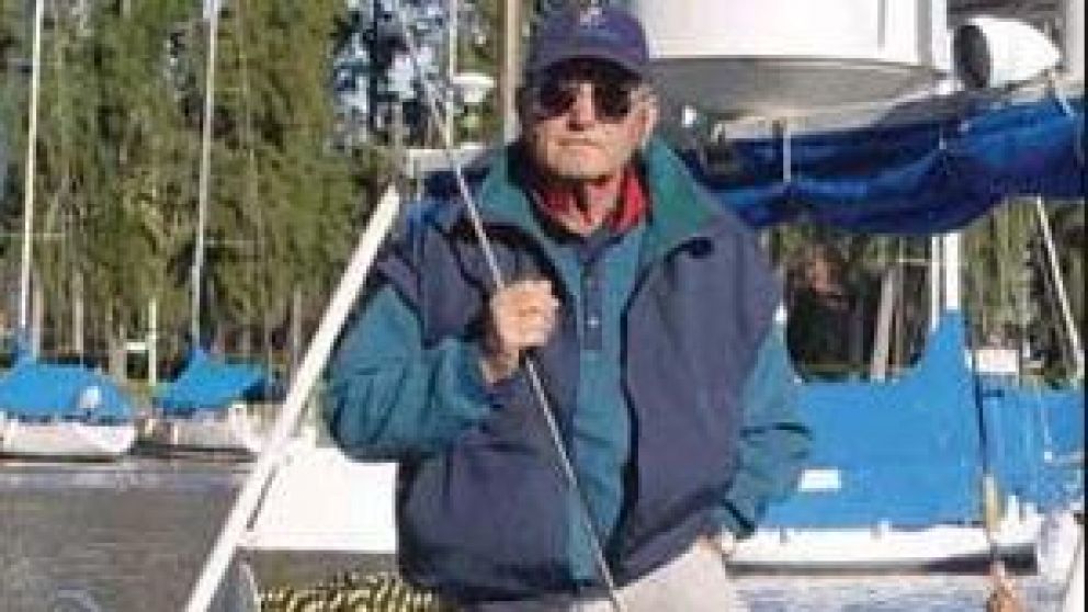 Erwin comandaba el Misteriosa, un velero Mac Gregor 65, con bandera estadounidense.