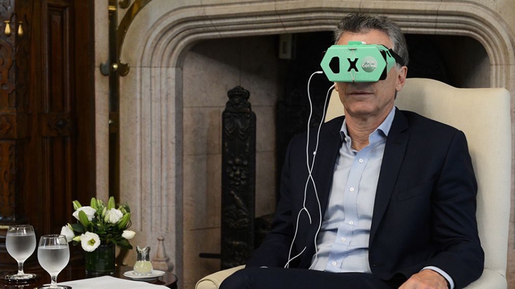 El Presidente Mauricio Macri probando “MindCotine”, que combina realidad virtual con terapias de apoyo al estímulo.