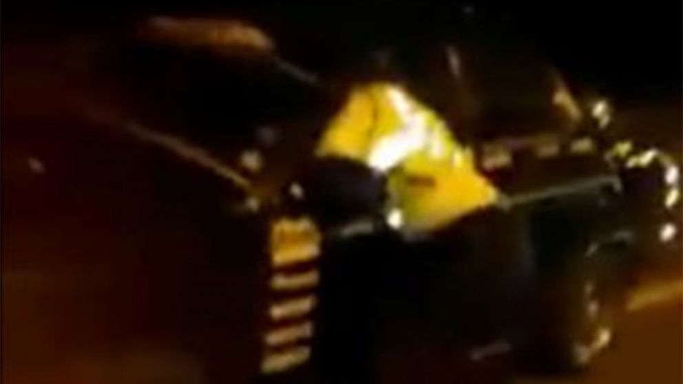 Así se aferró a la vida la agente de transito arrastrada por conductor ebrio. (Captura de video)