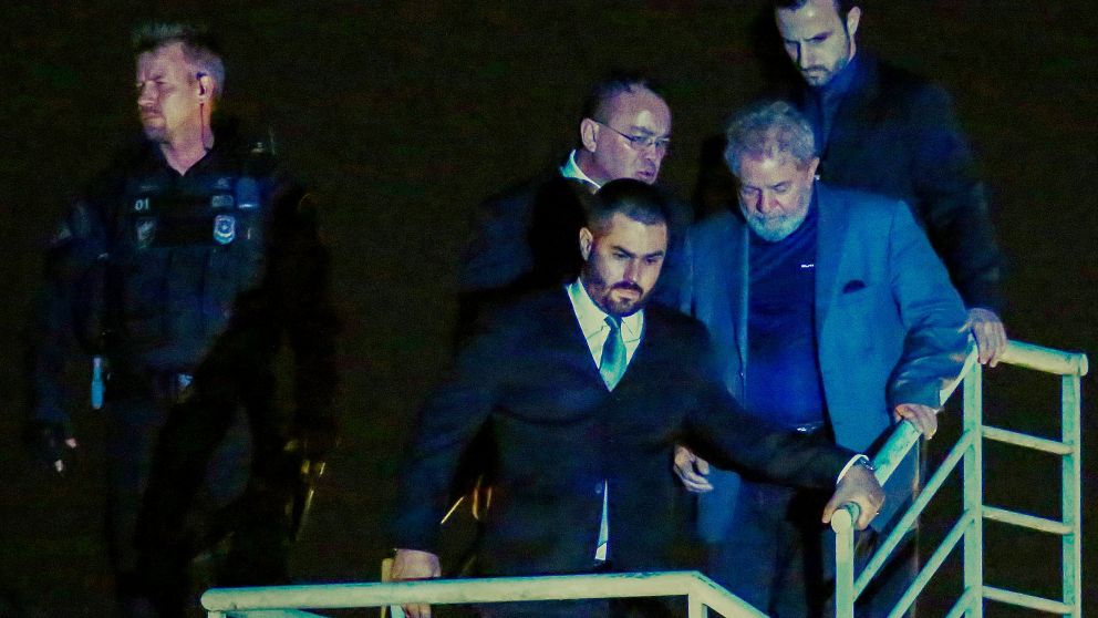 El momento en que Lula desciende del avión en Curitiba (AFP).
