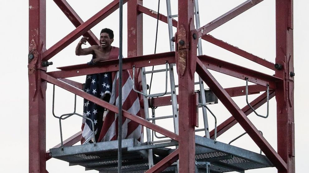 El hombre pasó más de tres horas en la grúa y se desconoce su identidad.