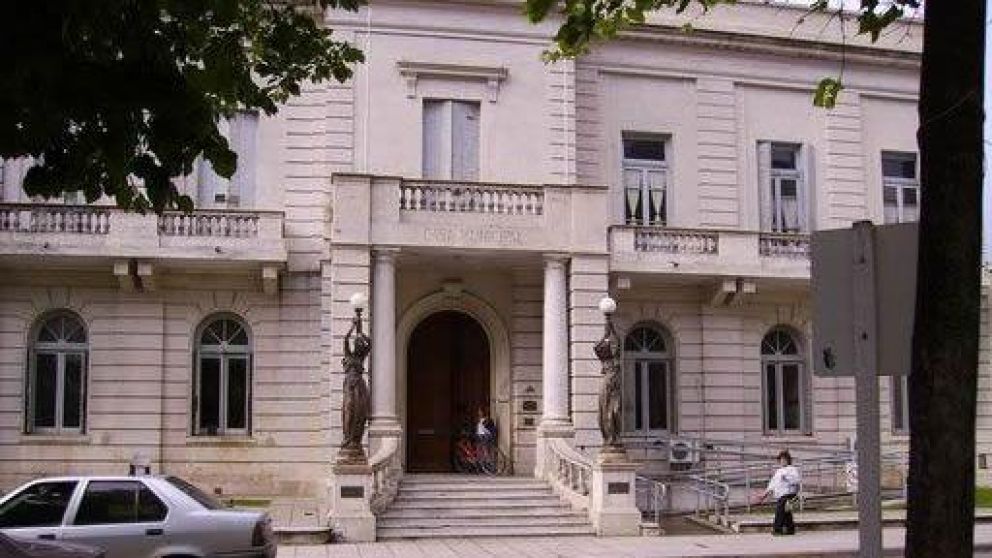 Se pelearon en la puerta de la Municipalidad.