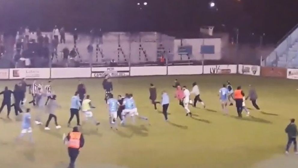 El partido entre Estudiantes (RC) y Central Córdoba (SE) del Federal A, terminó en una batalla campal .