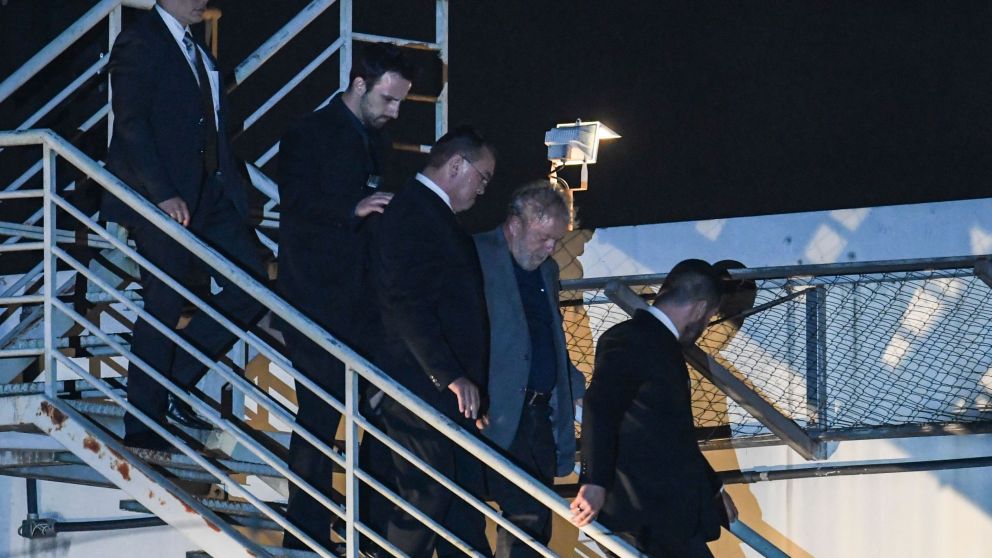 Lula baja del avión rumbo a la cárcel. (AFP)