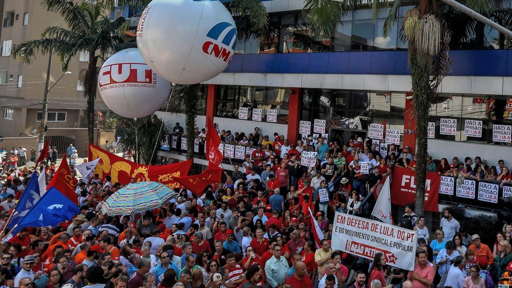 Calles abarrotadas de personas que defienden a Lula. (AFP)