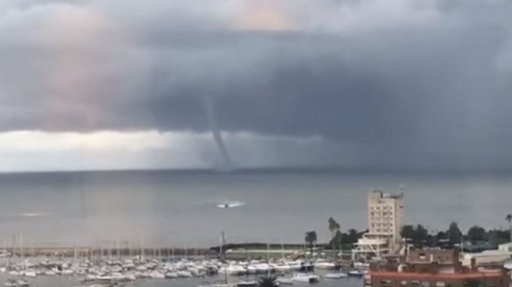 Así se vio el fenómeno en la costa de Montevideo. (captura)