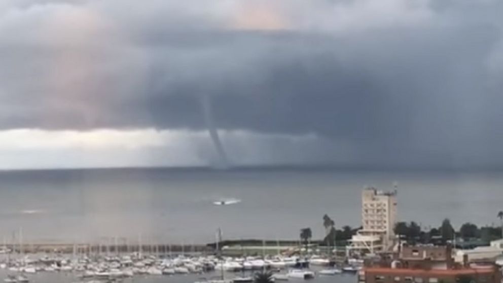 Así se vio el fenómeno en la costa de Montevideo. (captura)