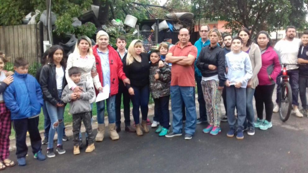 La gente del barrio Rosa Mística se cansó de quejarse en la Municipalidad.