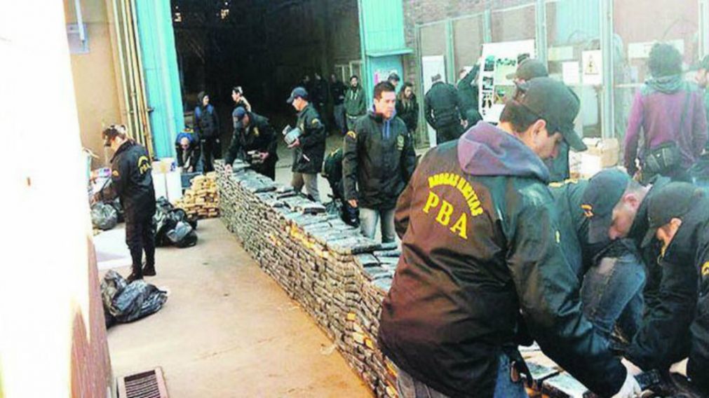 La delegación Drogas Ilícitas haciendo el recuento de la marihuana (Gentileza Ámbito Financiero)