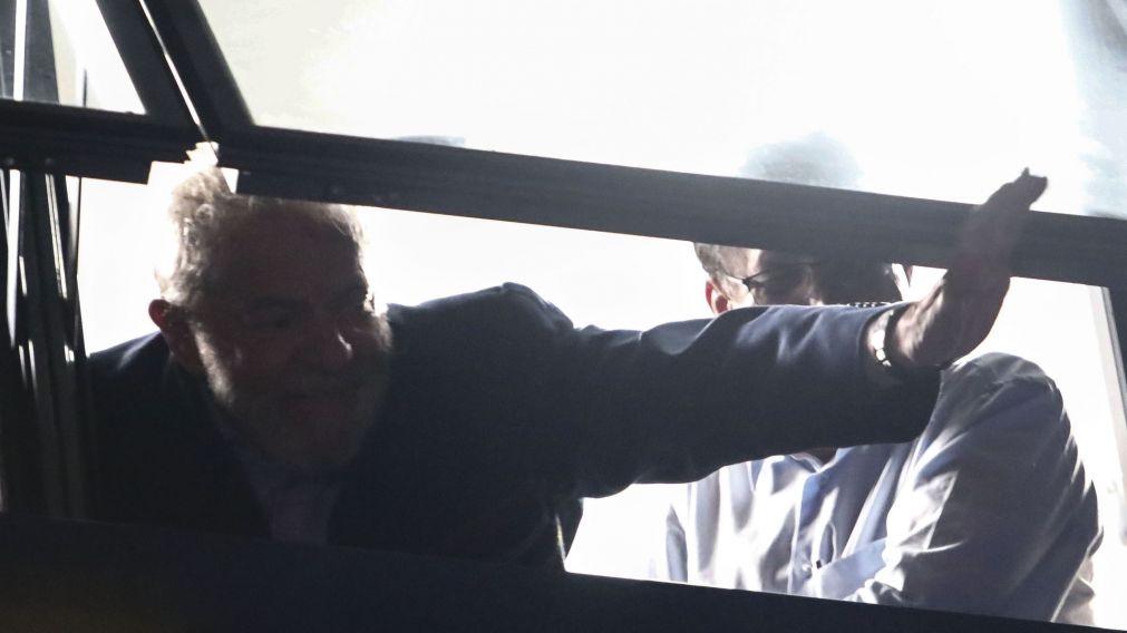 Saludó al pueblo desde el balcón. (AFP)