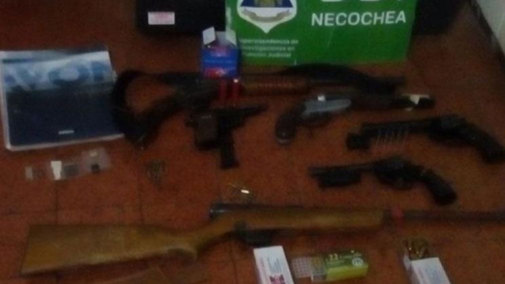Este es parte del armamento secuestrado por la policía en la casa del violador.