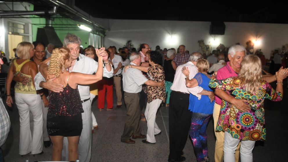 El patio trasero del centro de jubilados se convirtió en una gran pista de baile.
