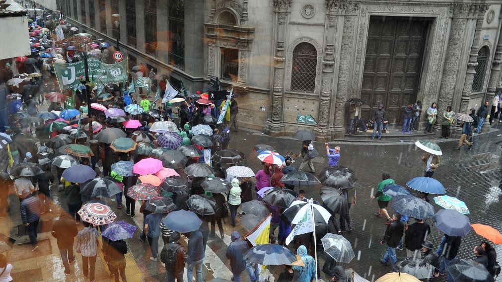 La lluvia no impidió que marchen. (Télam)