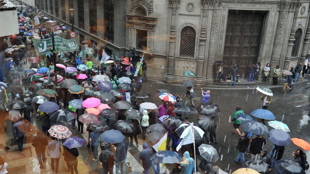 La lluvia no impidió que marchen. (Télam)