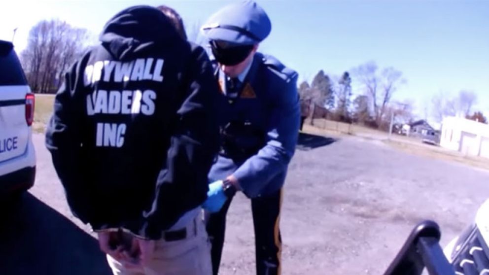 Un hombre fue manoseado por policías que lo cachearon y los demandó.