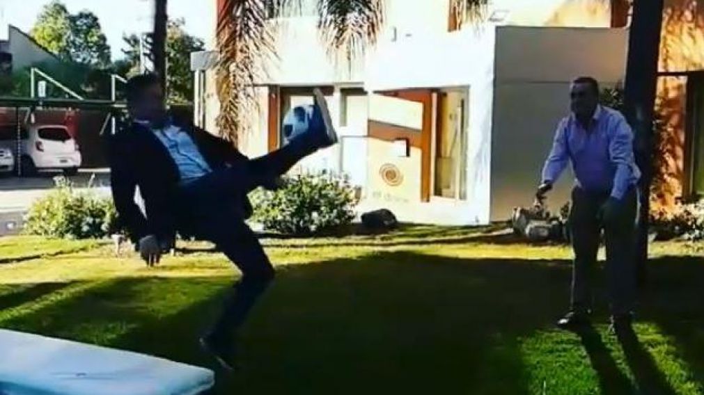El momento del accidente del periodista. (Captura).
