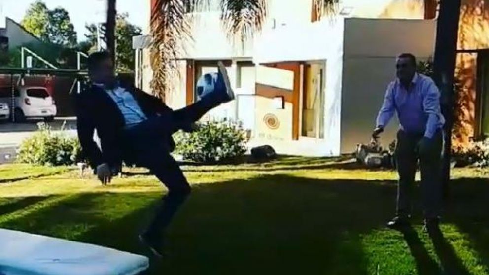 El momento del accidente del periodista. (Captura).