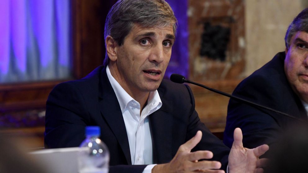 Luis Caputo y un gesto polémico con Cerruti (Télam)