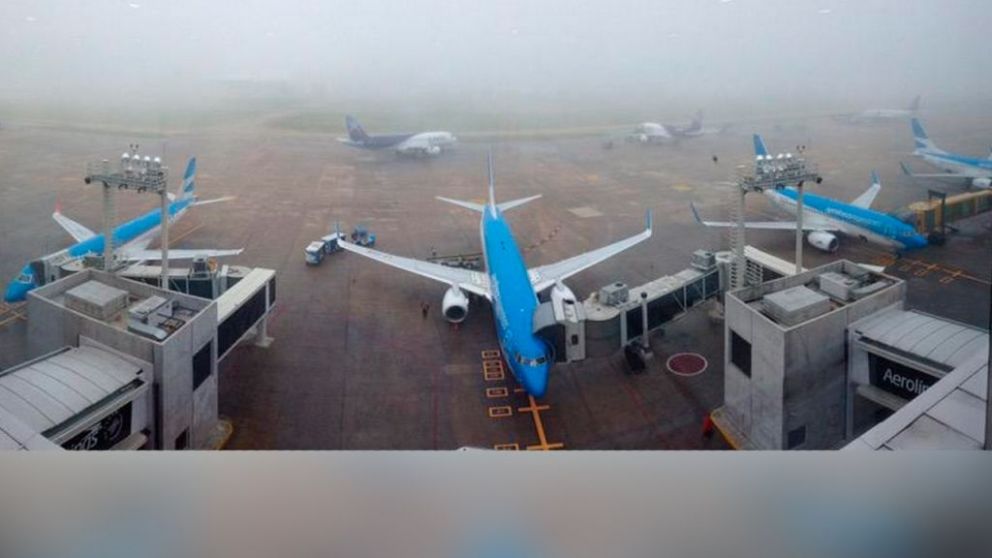 Muchos vuelos cancelados por la neblina en el aeropuerto de Ezeza