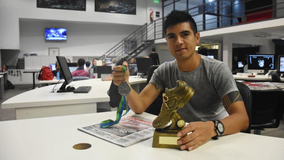 Facundo posa con su trofeo y la medalla en la redacción de Crónica (foto de Pablo Villan).