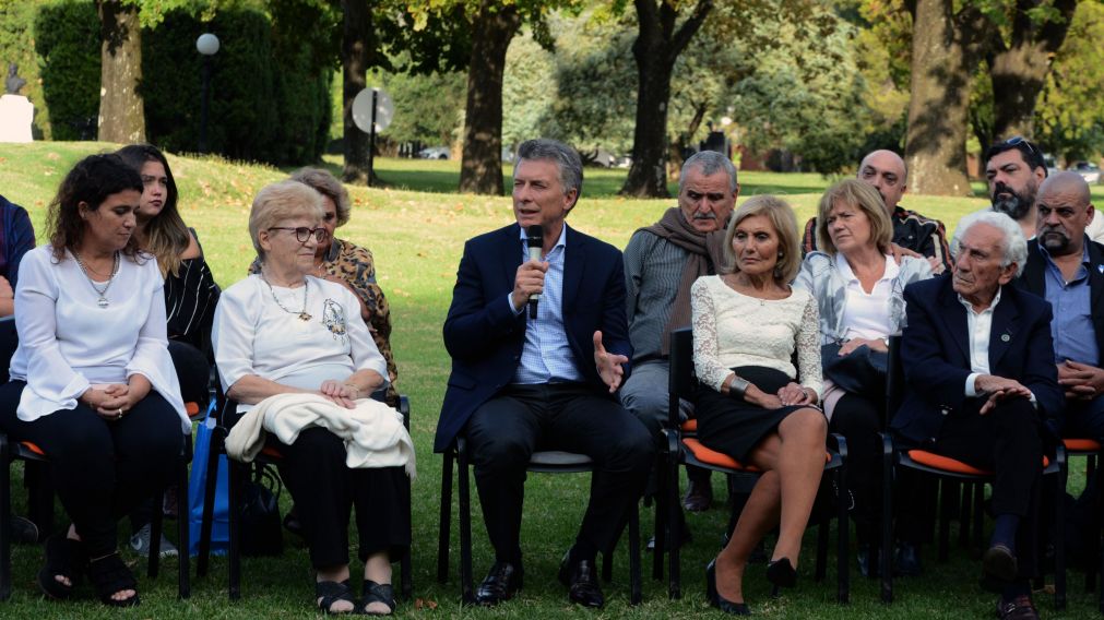 Un merecido reconocimiento a las familias de los caídos (Presidencia).