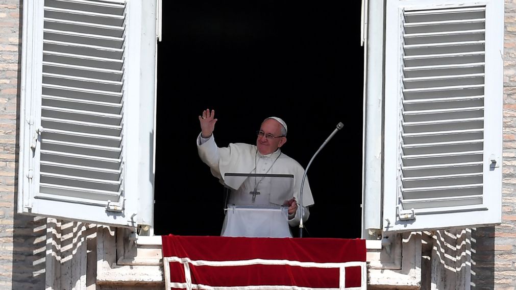 El Papa saluda a la multitud desde el balcón del palacio Apostólico (AFP).
